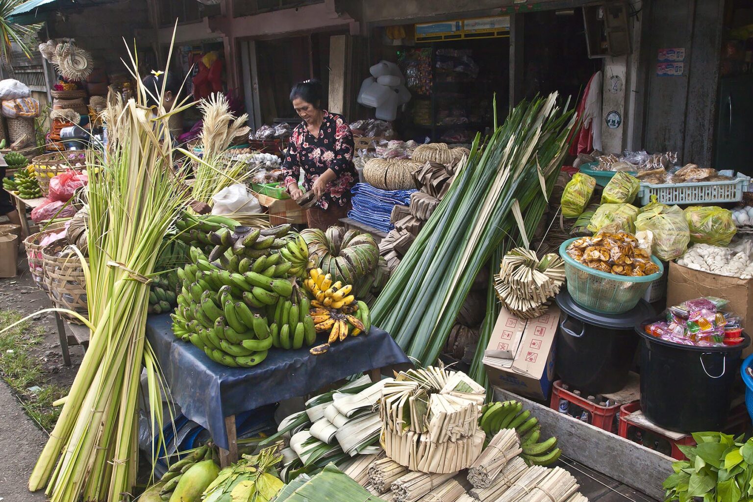 The morning market sells fruits, vegetables and Hindu offerings - TAMPAKSIRING, BALI, INDONESIA