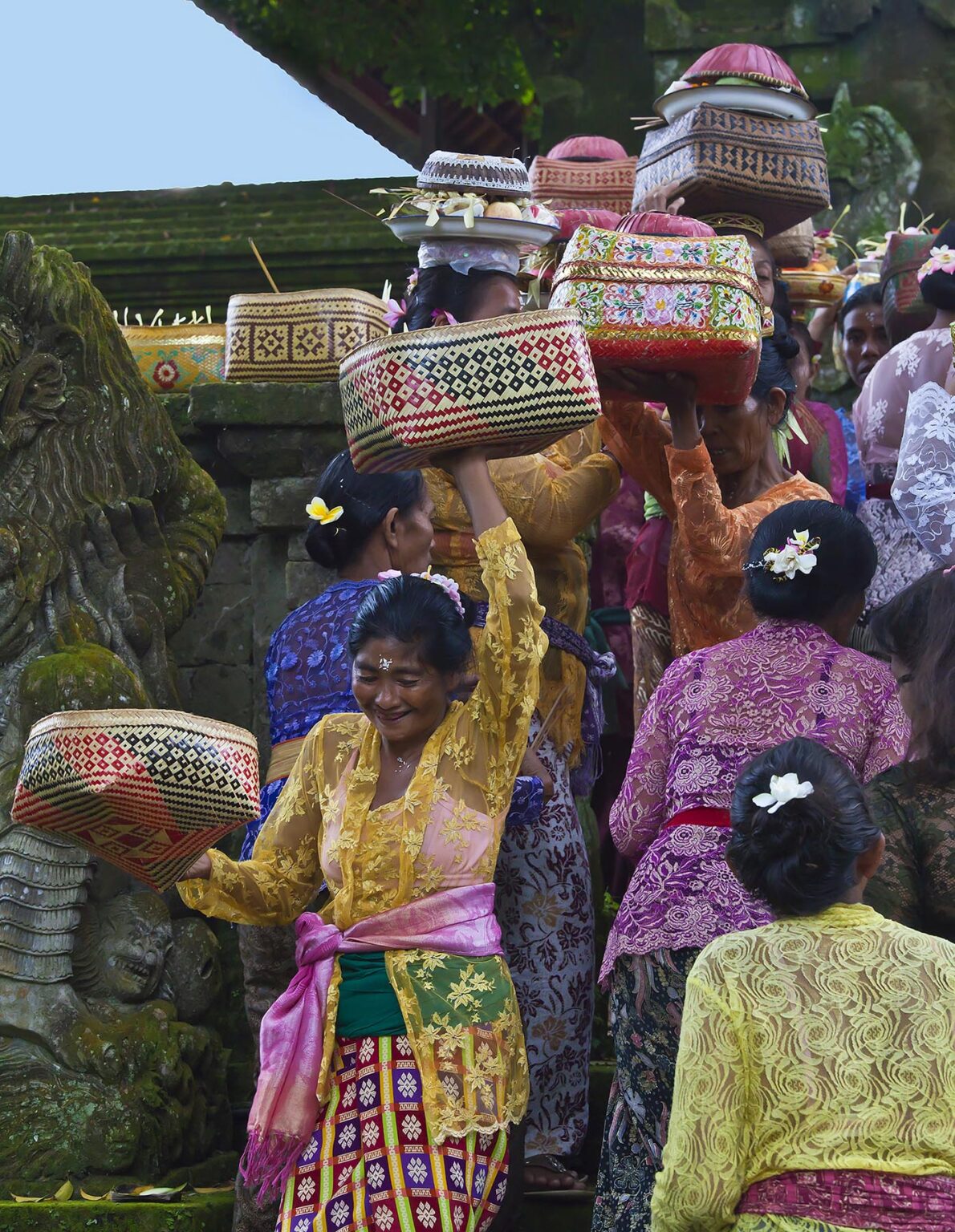 Hindu woman carry offerings balanced on their heads during the anniversary ceremony of PURA PRAJAPATI near UBUD - BENTUYUNG SAKTI, BALI