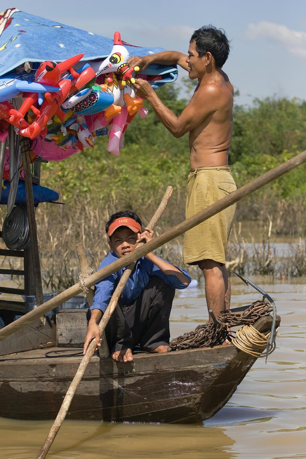 Balloon sellling boat in the Vietnamese floating village of Chong Kneas on lake Tonle Sap - Siem Reap, Cambodia