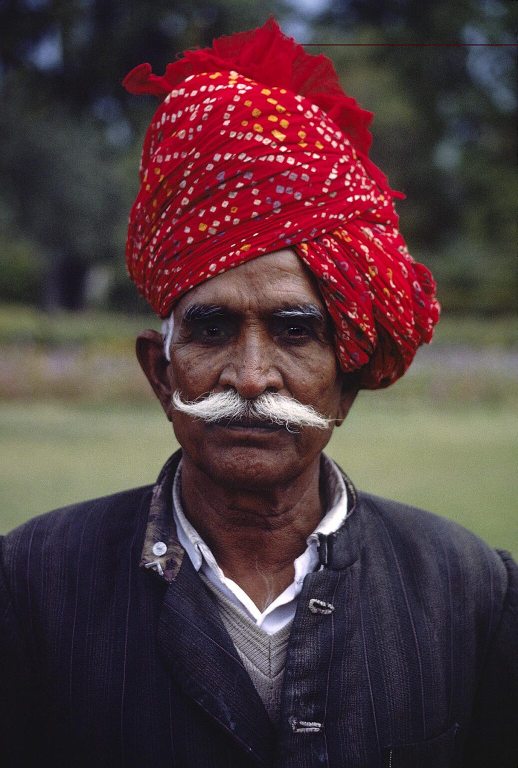 PORTRAIT of a RAJASTHANI MAN in the MOGHUL GARDEN of NISHAT in SRINIGAR - KASHMIR, INDIA