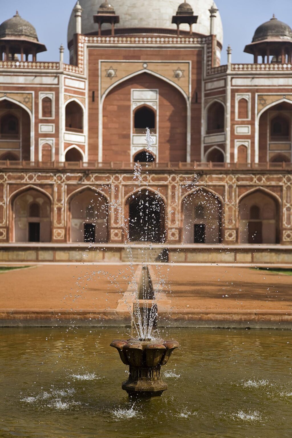 FOUNTAIN and HUMAYUN'S TOMB which was built of white marble and red sandstone in 1565 and is a fine example of MUGHAL architecture - NEW DELHI, INDI
