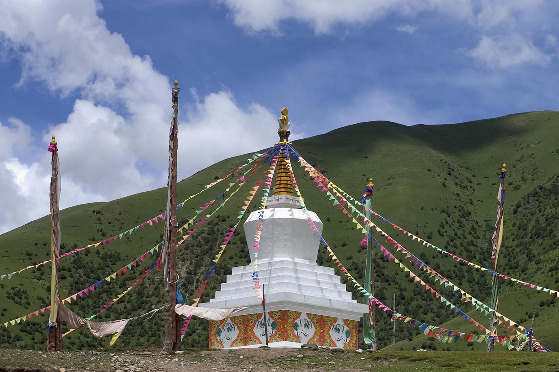 Stupa (chorten) on the shore of the sacred  Yilhun Lhatso (lake) near Manigango - Kham (E. Tibet), Sichuan Province, China