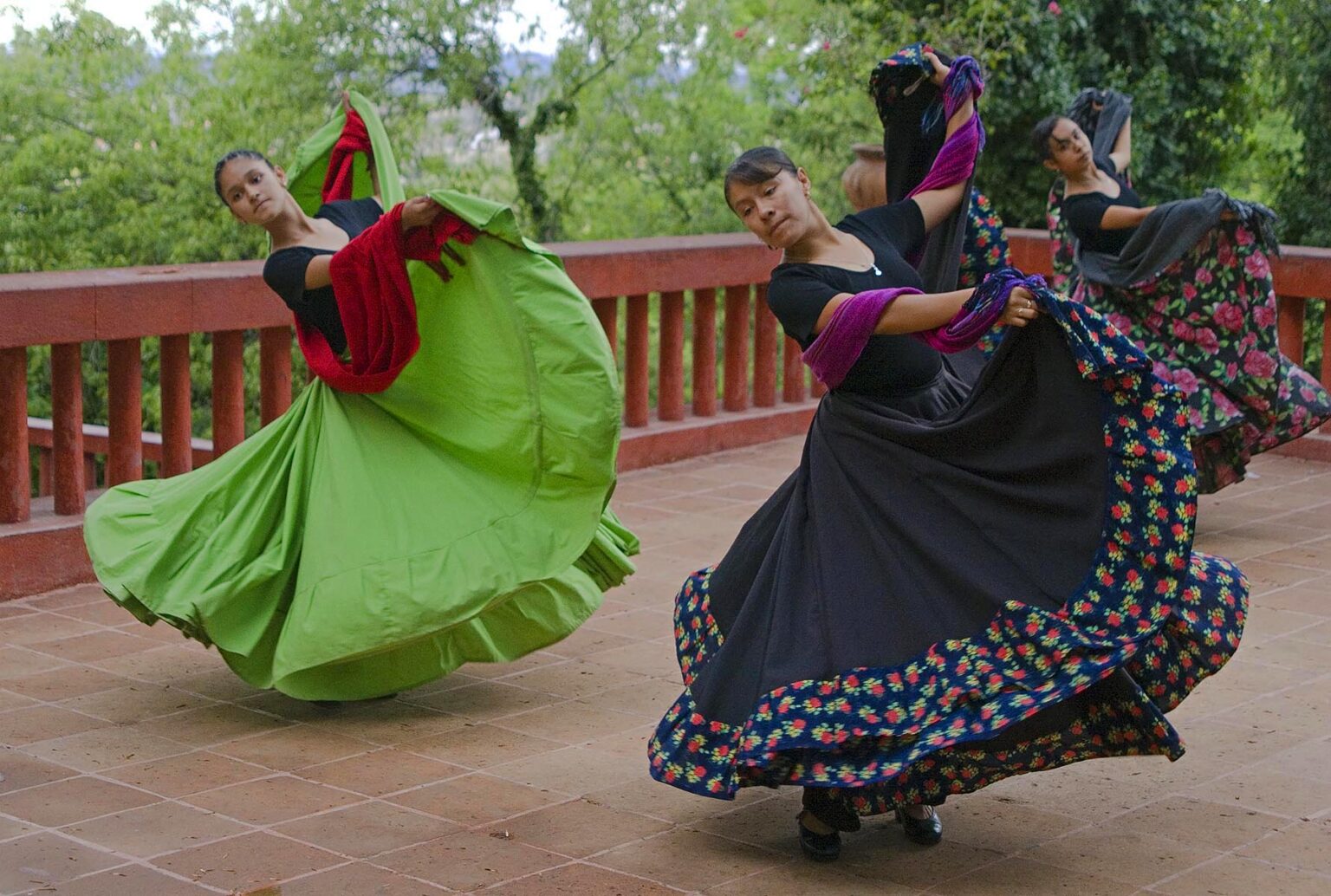 Young Mexican woman study traditional dances at the Instituto de Culturo (Cultural Institute) in San Miguel de Allende - MEXICO