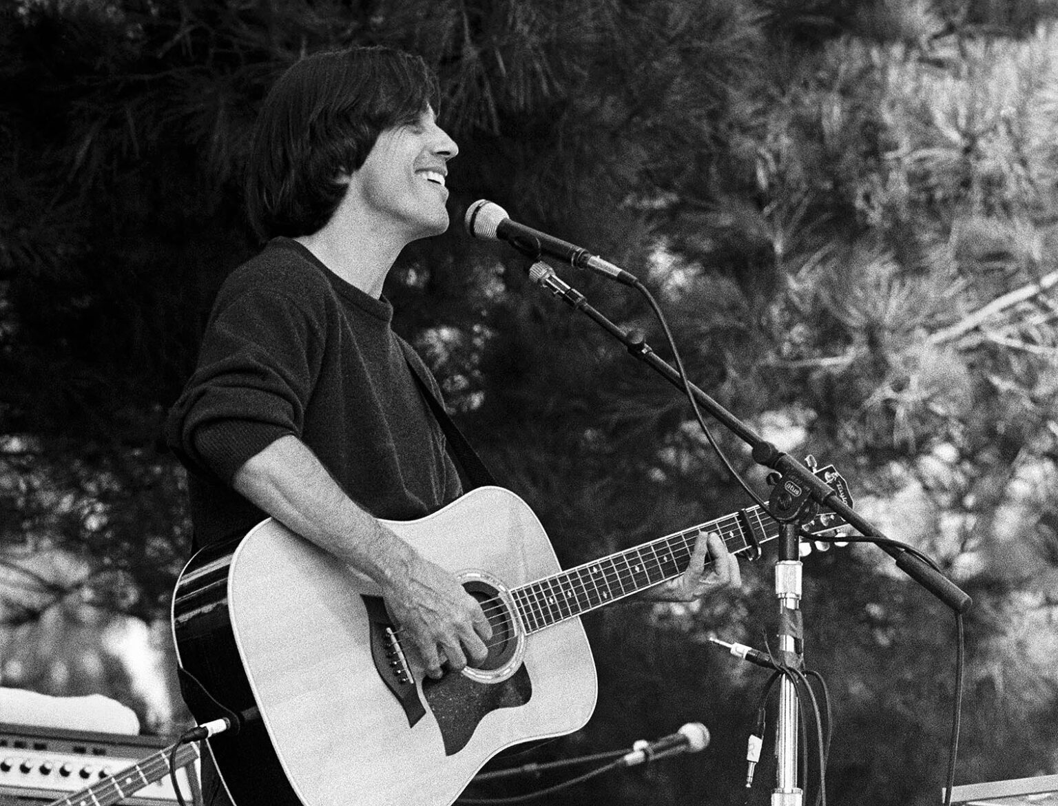 JACKSON BROWN sings at the Esalen Institute during the the annual 4th of July celebration - CALIFORNIA
