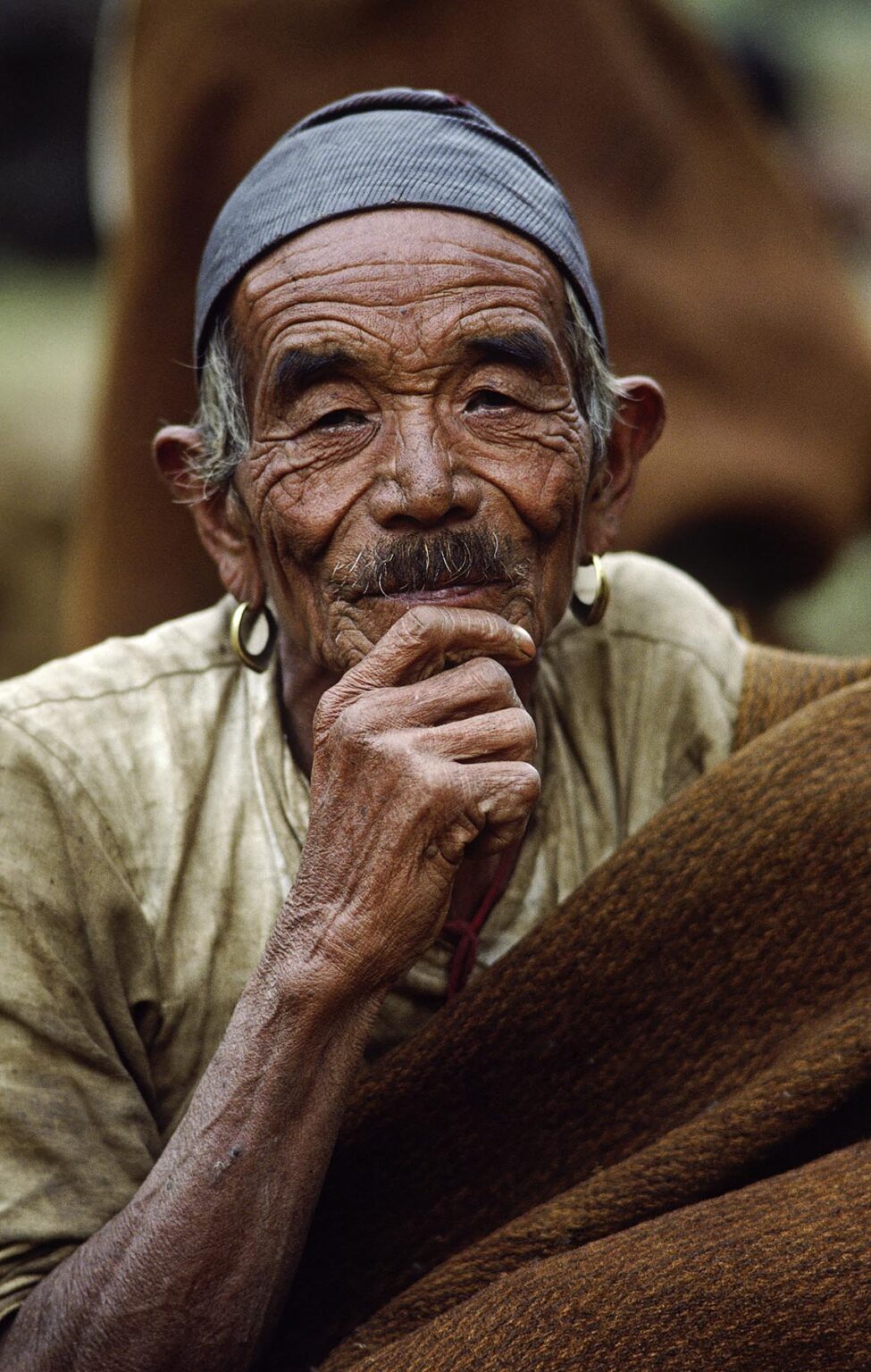 OLD GURUNG MAN with golden EARRINGS in the DORDI RIVER VALLEY - BODHA HIMAL, NEPAL