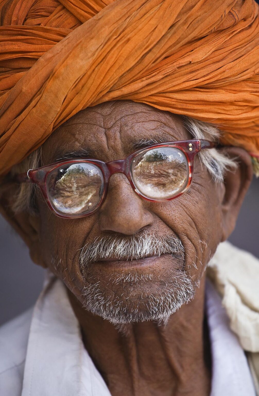 A RAJASTHANI MAN wearing thick GLASSES - JOHDPUR, RAJASTHAN, INDIA