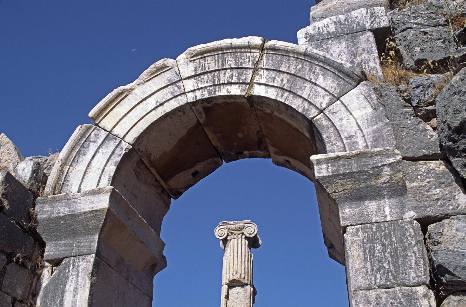 Archway and column at the ruins of EHESUS (One of the world's largest Greek/Roman archeological sights) - TURKEY
