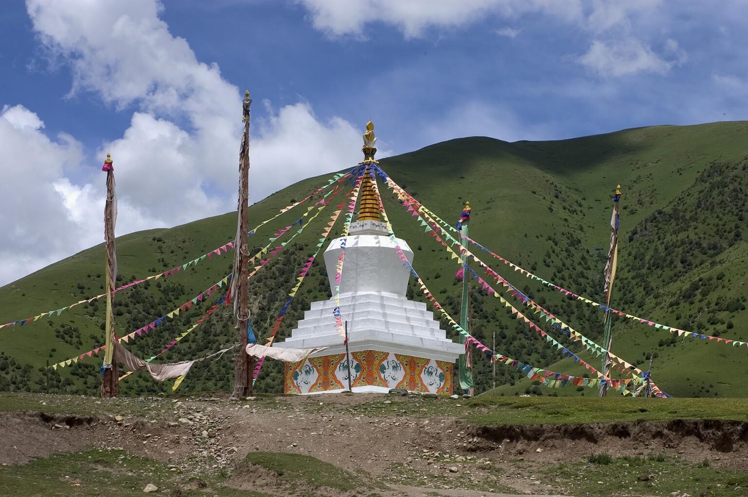 Stupa (chorten) on the shore of the sacred  Yilhun Lhatso (lake) near Manigango - Kham (E. Tibet), Sichuan Province, China