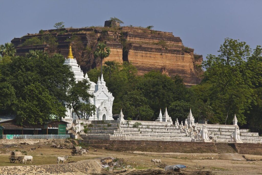 SETTAWYA PAYA built in 1811 is dwarfed by MINGUN PAYA built by King Bodawpaya in 1790 but never completed - MANDALAY, MYANMAR