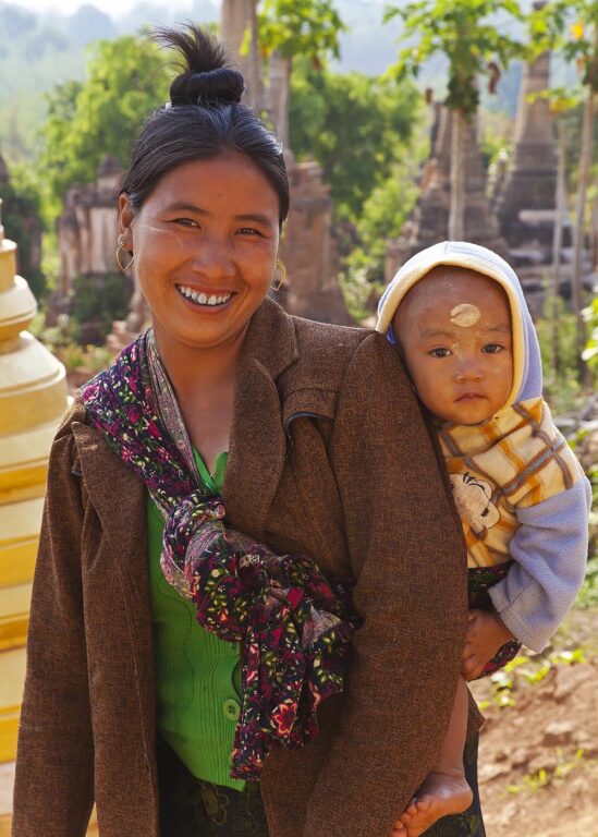 BURMESE woman with child at INLE LAKE - MYANMAR