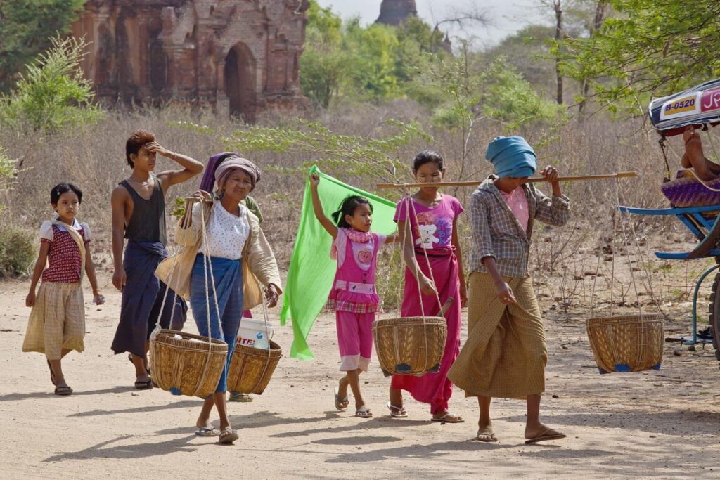 Villagers carry goods to market on the plains of BAGAN - MYANMAR