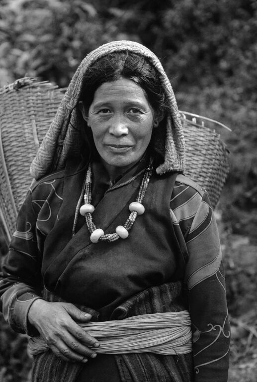 Sherpa woman carrying a dolko - SOLU DISTRICT of NEPAL